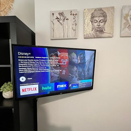 Modern Double Room With Fire Tv Londen Buitenkant foto