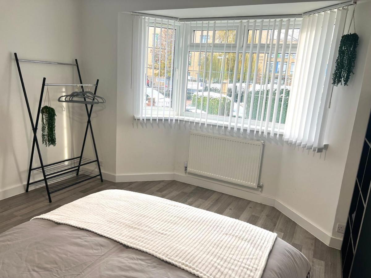 Modern Double Room With Fire Tv Londen Buitenkant foto