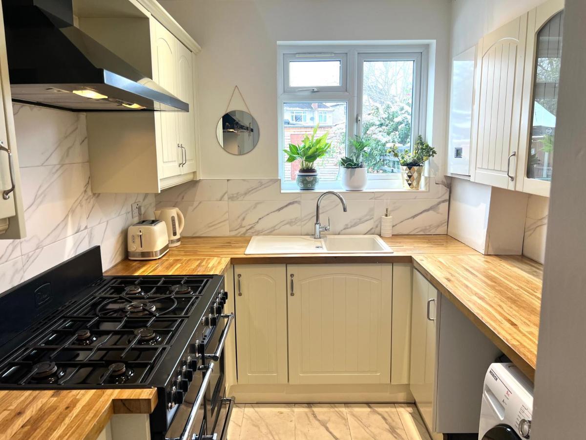 Modern Double Room With Fire Tv Londen Buitenkant foto