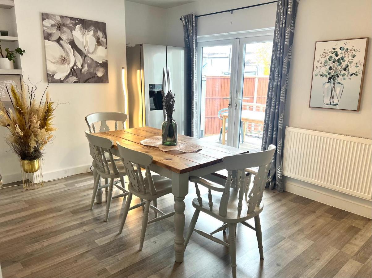 Modern Double Room With Fire Tv Londen Buitenkant foto