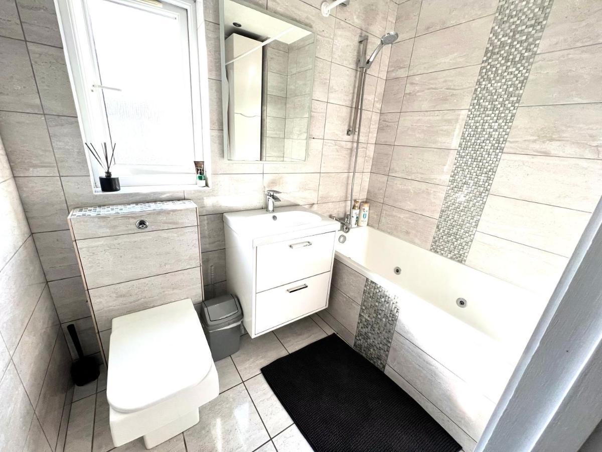 Modern Double Room With Fire Tv Londen Buitenkant foto