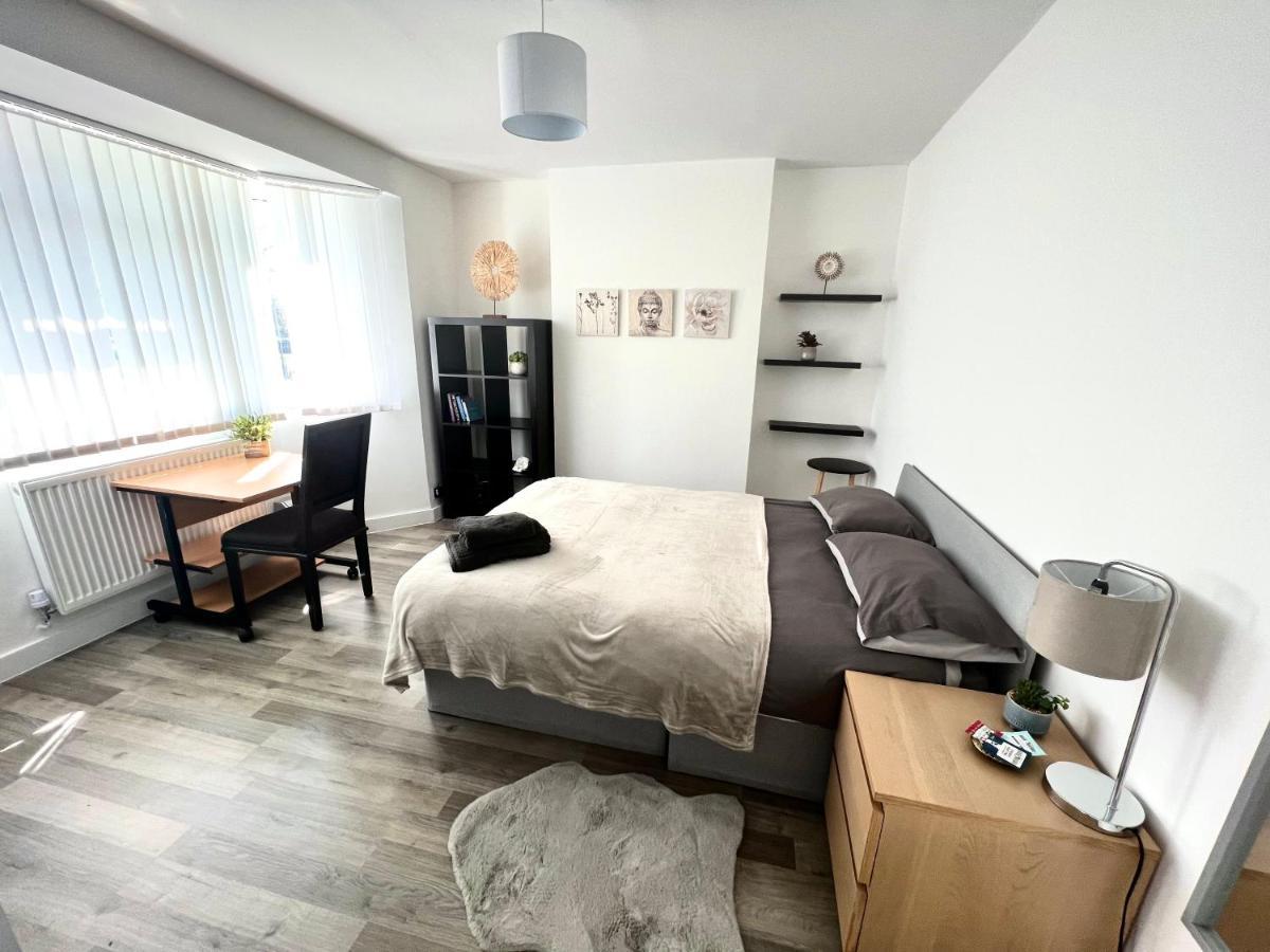 Modern Double Room With Fire Tv Londen Buitenkant foto