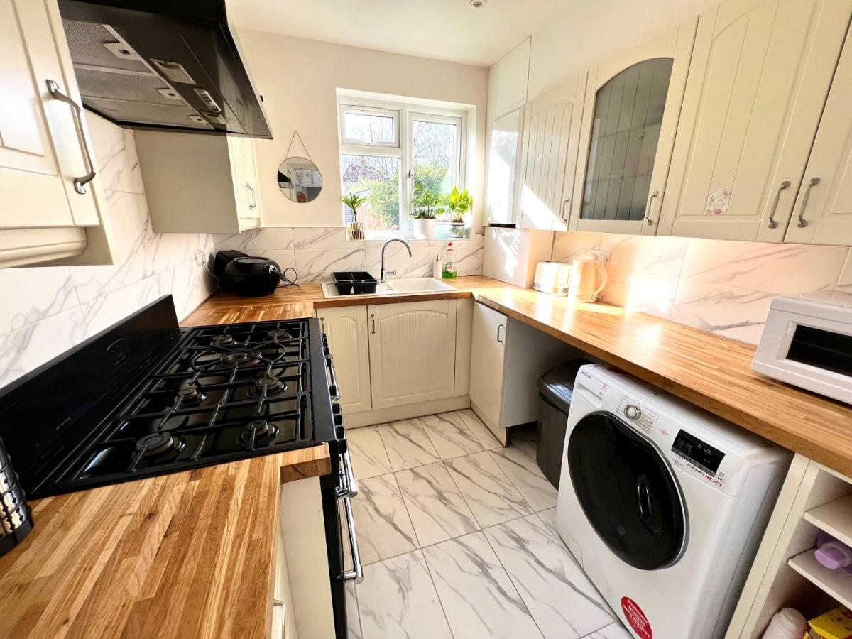 Modern Double Room With Fire Tv Londen Buitenkant foto
