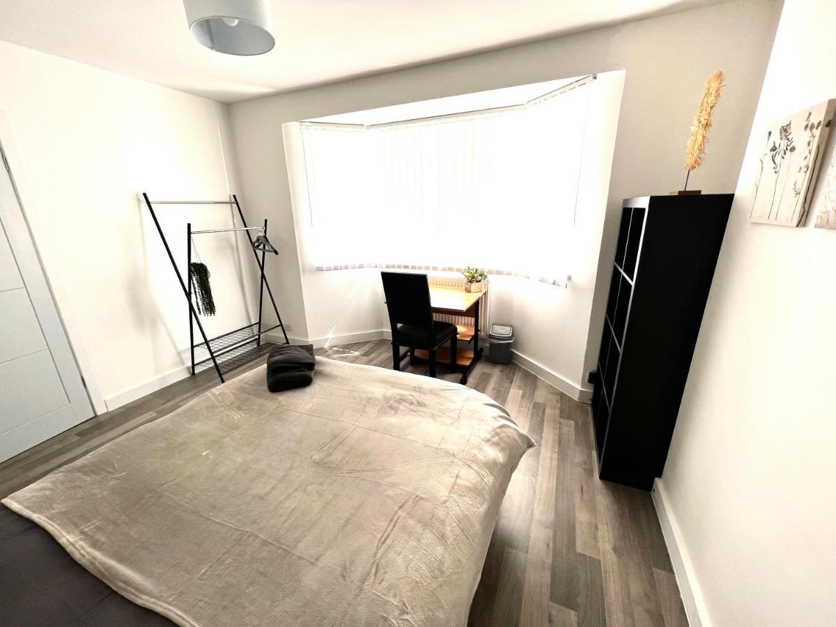Modern Double Room With Fire Tv Londen Buitenkant foto