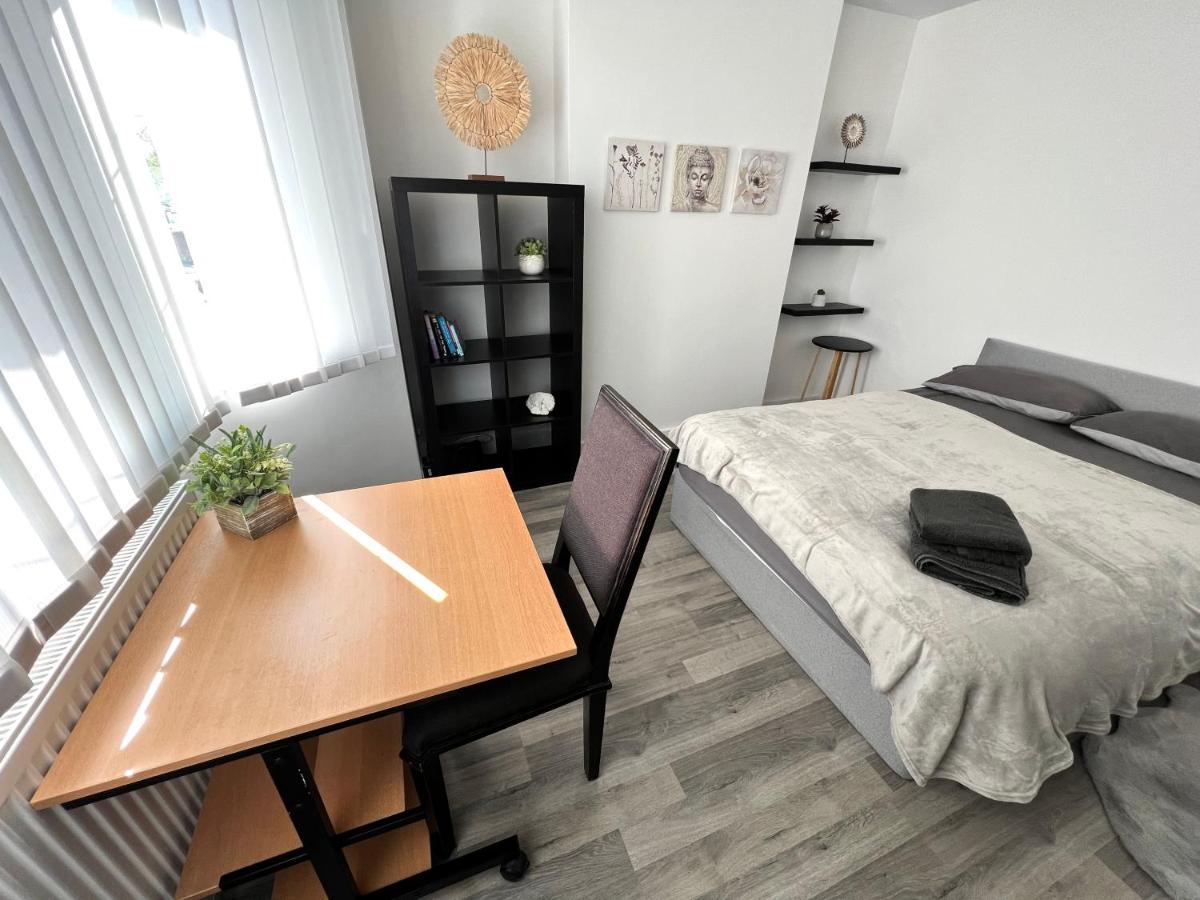 Modern Double Room With Fire Tv Londen Buitenkant foto